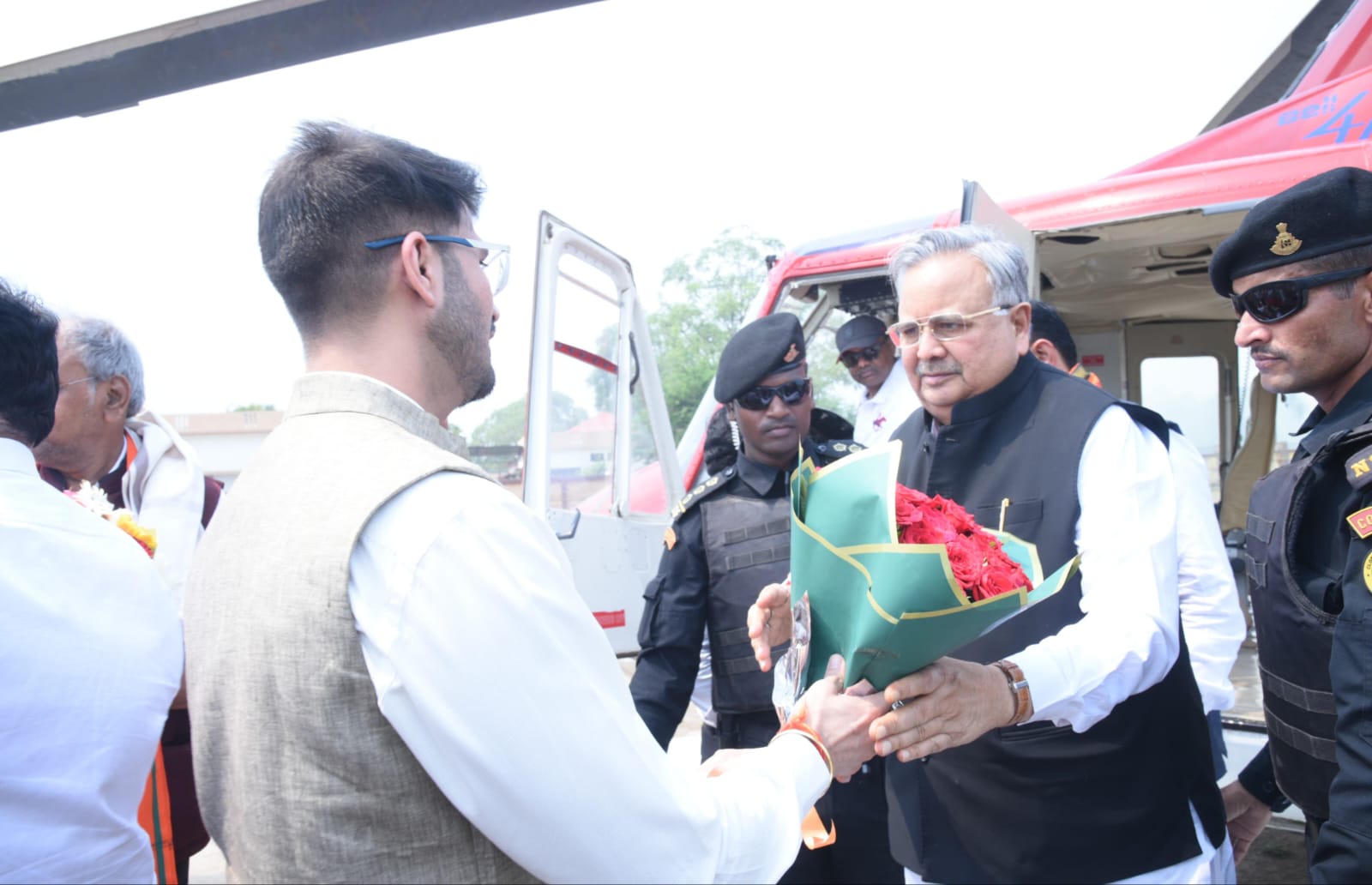 विधानसभा अध्यक्ष डॉ.रमन सिंह का कलेक्टर दीपक सोनी ने गुलदस्ता भेंट कर किये आत्मीय स्वागत