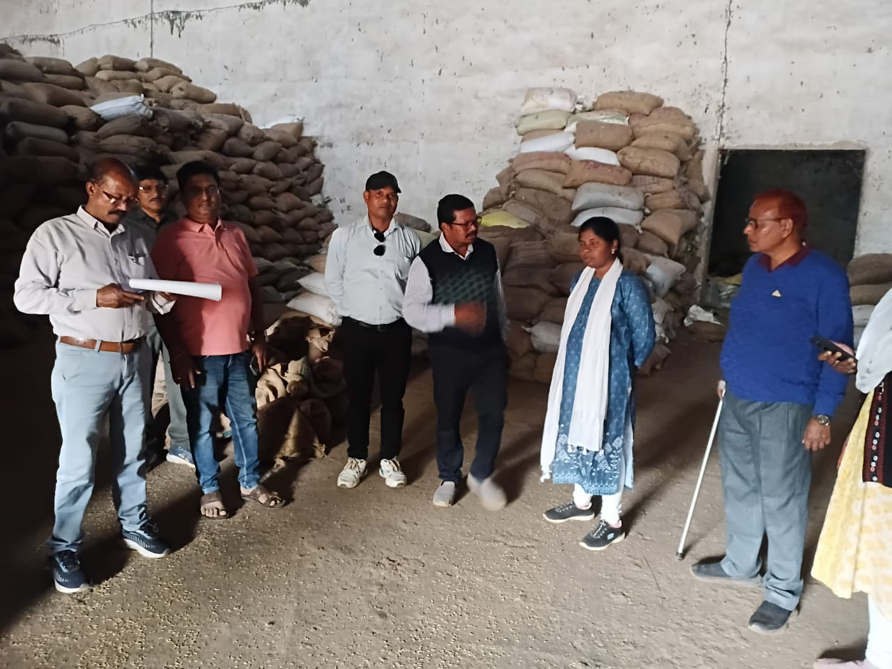 धान के अवैध परिवहन व भण्डारण पर की जा रही कार्यवाही,स्टॉक से अधिक धान पाए जाने पर धान जब्त