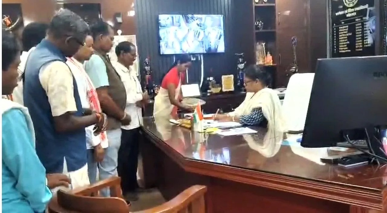 राज्य की महान विभूतियों का लगातार अपमान,नाराज हुआ सर्व आदिवासी समाज, मुख्यमंत्री के नाम ज्ञापन सौंपा