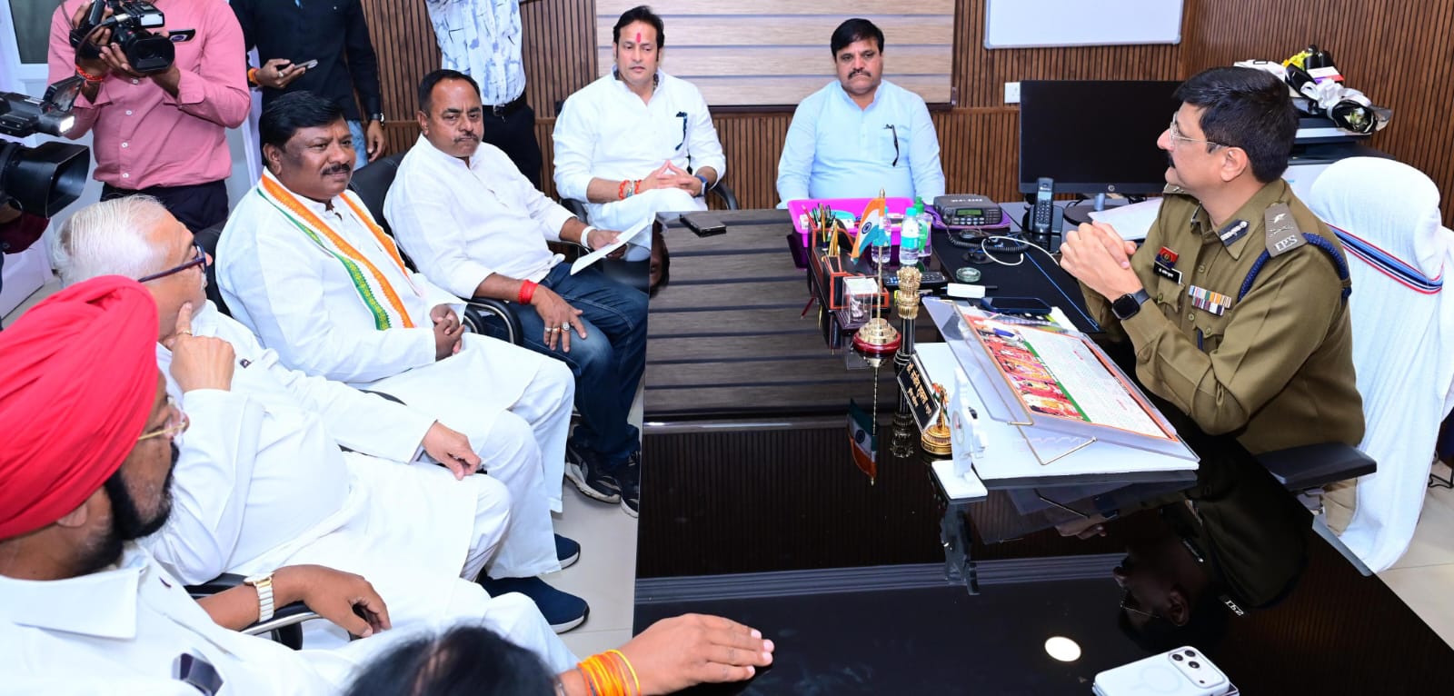 भाठागांव स्थित अंतरराज्यीय बस स्टैंड में सुरक्षा व्यवस्था एवं हैकरों की मनमानी को लेकर पुलिस आयुक्त से कड़ी कार्रवाई की मांग