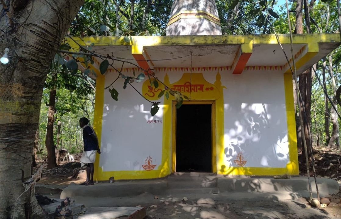 "हद पार! जशपुर में चोरों का दुस्साहस, शिवलिंग चोरी कर ले गए"