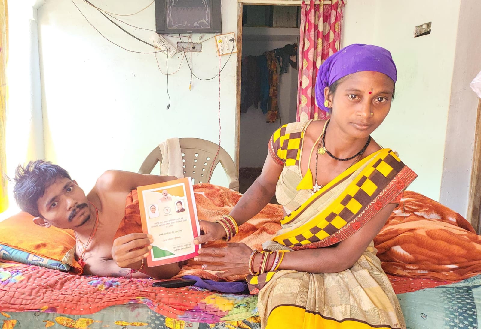 दिव्यांग ने मैसेज कर कलेक्टर से लगाई गुहार: "मैं बिस्तर से उठ नहीं पाता, मेरा राशन कार्ड बनवा दीजिए साहब...और अगली सुबह घर पहुंच गया राशन कार्ड!