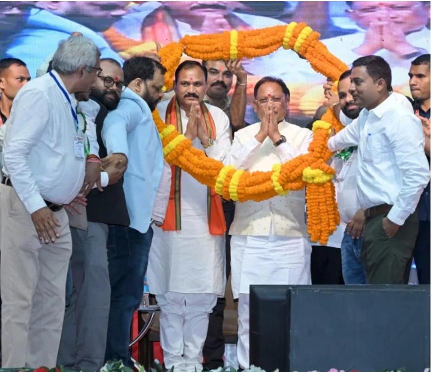 NHM कर्मचारियों को CM साय की बड़ी सौगात: 33 दिन की हड़ताल का वेतन, कैशलेस इलाज और बीमा सुविधा का ऐलान