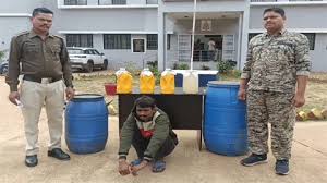 नशे के खिलाफ ताबड़तोड़ कार्रवाई ,छापा मारकर 20 लीटर अवैध महुआ शराब किया जब्त