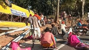 भीषण बस हादसा : बारातियों से भरी बस पलटी, 9 लोगों की मौत.. 80 घायल 