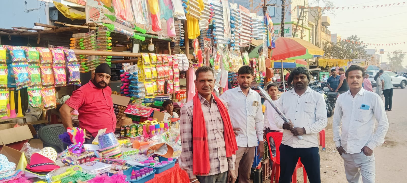 होली पर्व पर सजी रंगों की दुकानें, बाजारों में बढ़ी रौनक