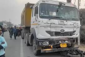 डंपर और पिकअप वैन के बीच टक्कर,5 लोगों की दर्दनाक मौत 12 घायल