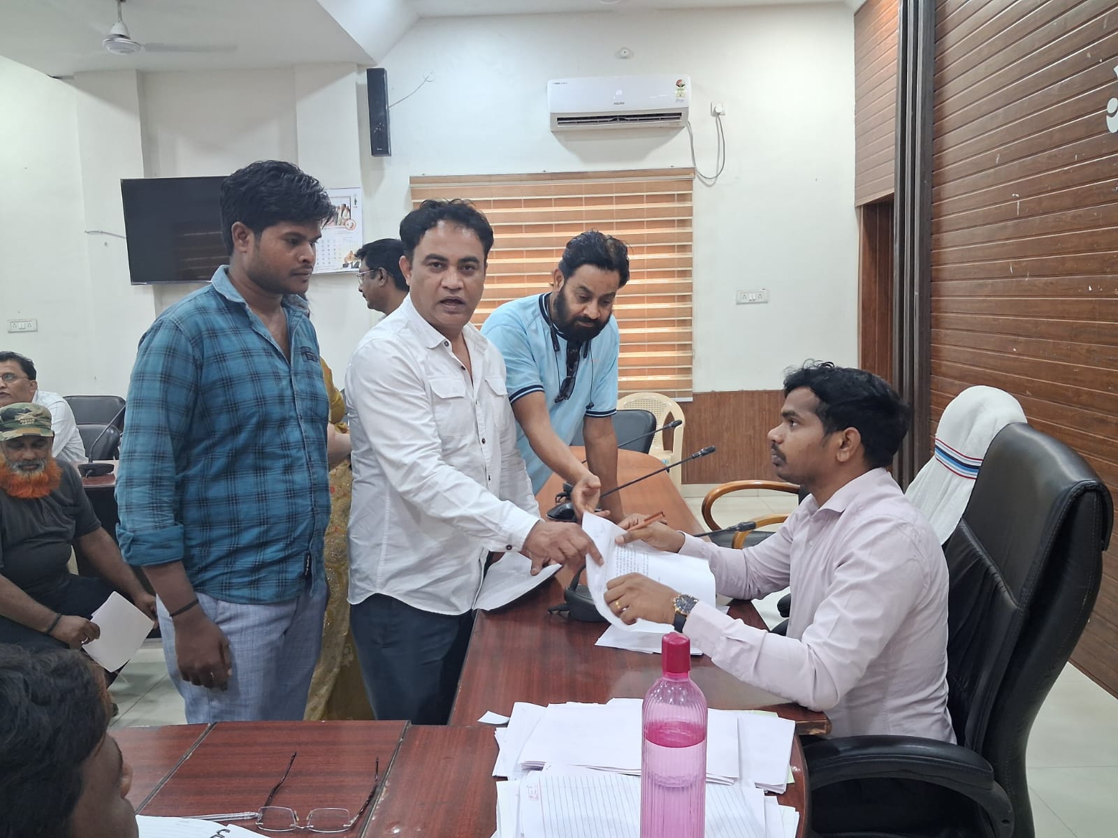 भीषण गर्मी से राहत की मांग, स्कूलों के समय में बदलाव या छुट्टी की अपील