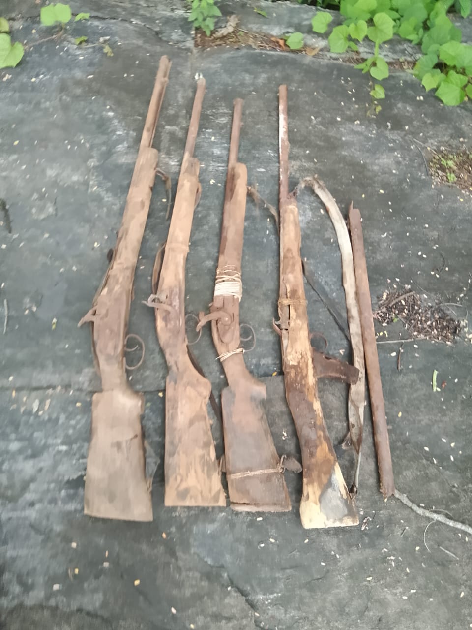 टेकलगुडेम के फूलसमपारा जंगल में छुपाये हुए 04 नग भरमार बन्दुक को सुरक्षा बलों ने किया बरामद