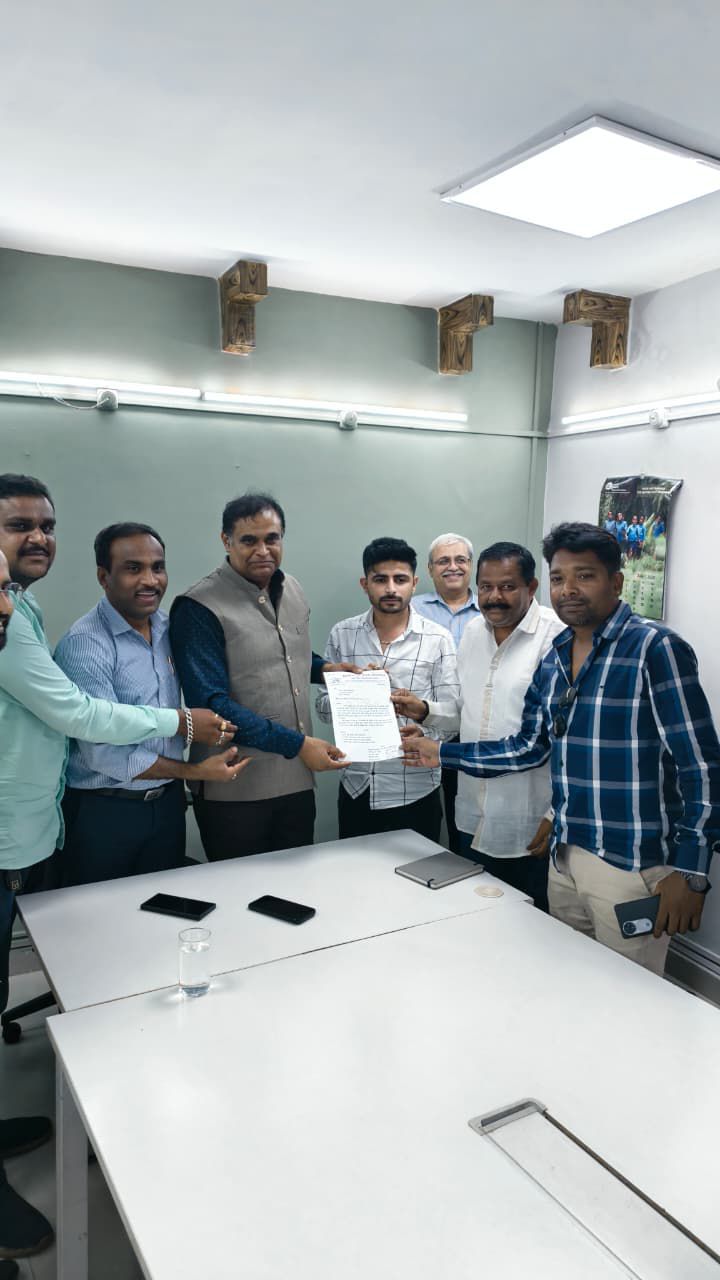 मुख्य महाप्रबंधक एनएमडीसी बचेली से बी.टी.ओ.ए के सदस्यों ने मुलाकात कर बाधित मार्ग को शुरू करने हेतु सौंपा ज्ञापन