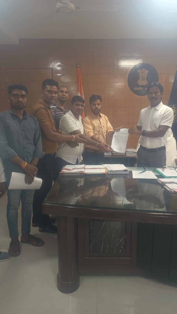 मीडिया कर्मियो ने कलेक्टर से मिलकर कानून हाथ में लेने वाले रेत तस्करों पर कार्रवाई की मांग किये