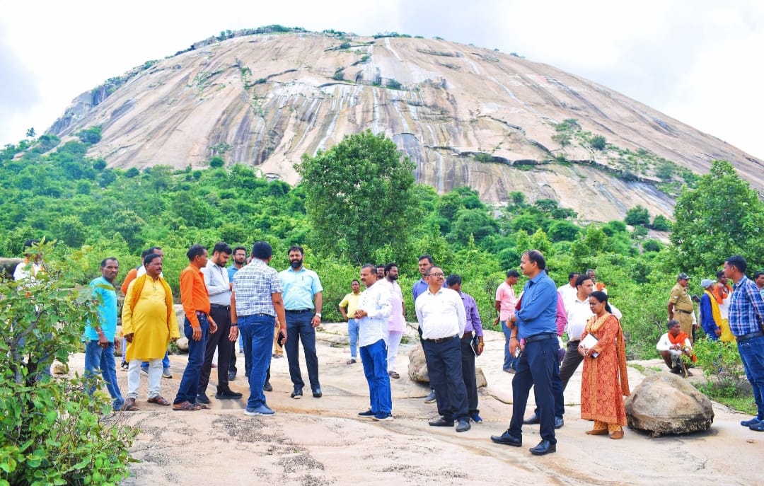 विश्व के सबसे बड़ा प्राकृतिक शिवलिंग मधेश्वर पहाड़ के पास आगामी सावन सोमवार को निकलेगी भव्य कांवर यात्रा