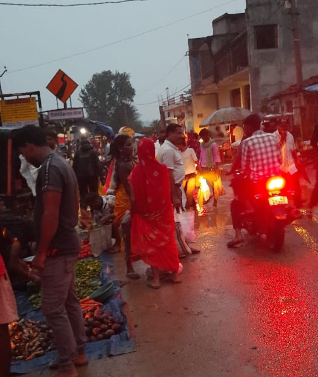 लखनपुर साप्ताहिक बाजार मे जेबकतरे सक्रिय,चोरी की घटना होने से  लोगों में दहशत 