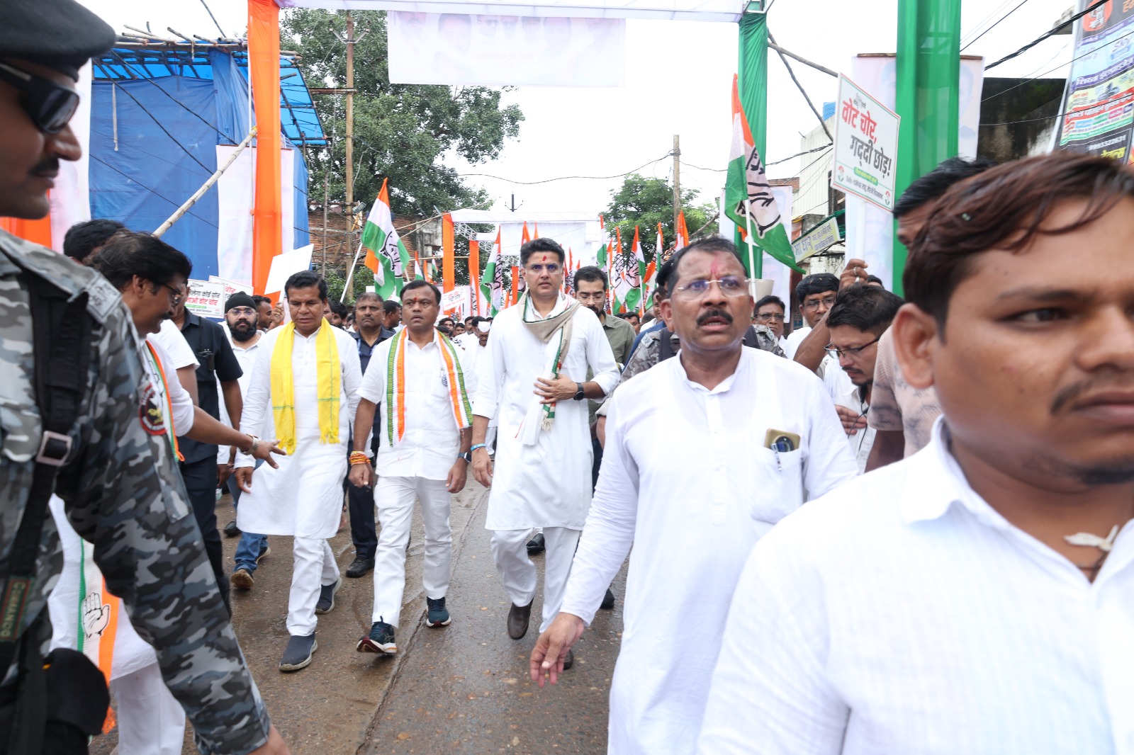 मुंगेली में सचिन पायलट और भूपेश बघेल सहित कांग्रेस के दिग्गज नेताओं का भव्य स्वागत, जगह-जगह उमड़ा जनसैलाब
