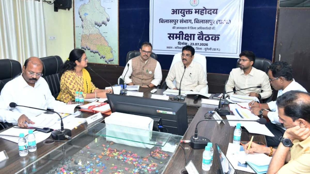 मुंगेली दौरे पर संभागायुक्त का सख्त तेवर! सड़क निर्माण में सुस्ती पर इंजीनियर को लगाई फटकार, योजनाओं की जमीनी हकीकत भी परखी