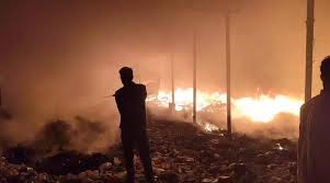 मनेन्द्रगढ़ में प्लास्टिक फैक्ट्री में लगी भीषण आग,सामान और वाहन जलकर खाक