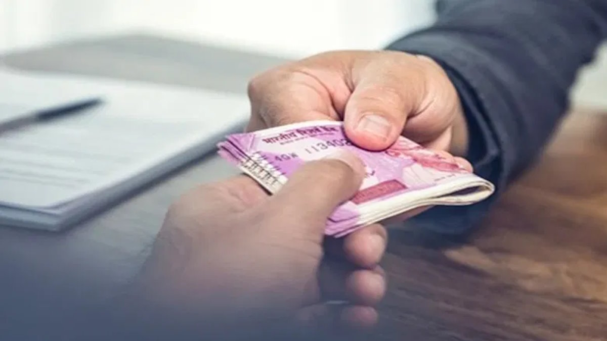 DEO ऑफिस में ACB का छापा,रिश्वत लेते रंगे हाथों पकड़ाया बाबू 