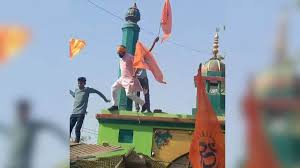 दरगाह पर फहराया गया भगवा झंडा, प्रशासन पर उठे बड़े सवाल