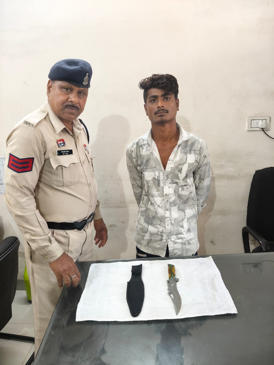 धारदार चाकू के साथ आरोपी रवि साहू गिरफ्तार