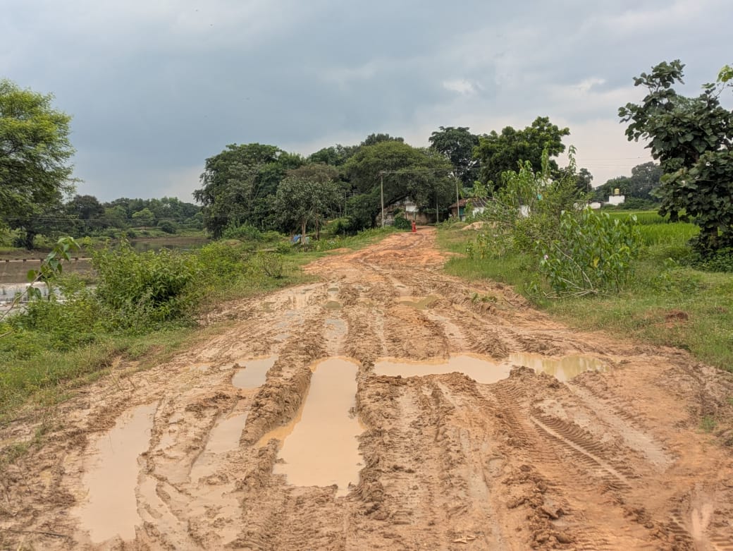 शिवपुर से हीरापुर मार्ग का मुरमीकरण पहली ही बारिश में ध्वस्त, ग्रामीणों की सीसी रोड की मांग , कीचड़ और जलभराव से बेहाल लोग