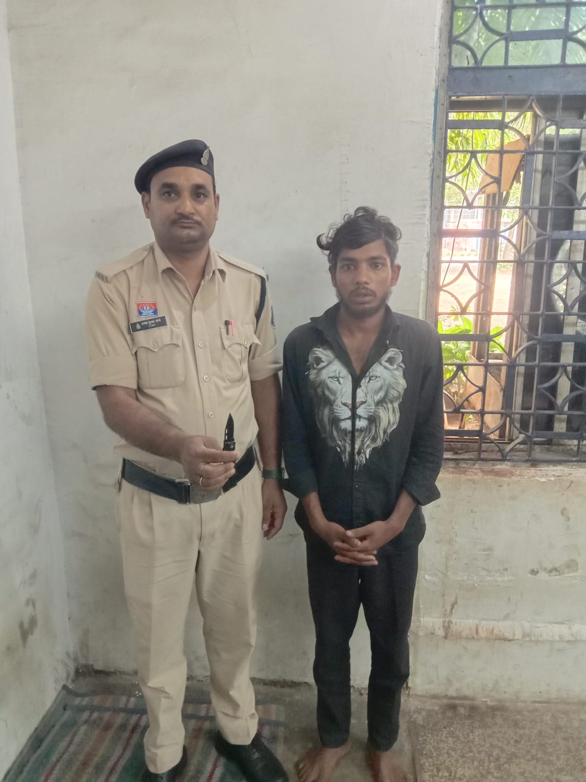 अवैध रूप से प्रतिबंधित चाकू रखने वाले व्यक्ति को गिर0 कर भेजा जेल