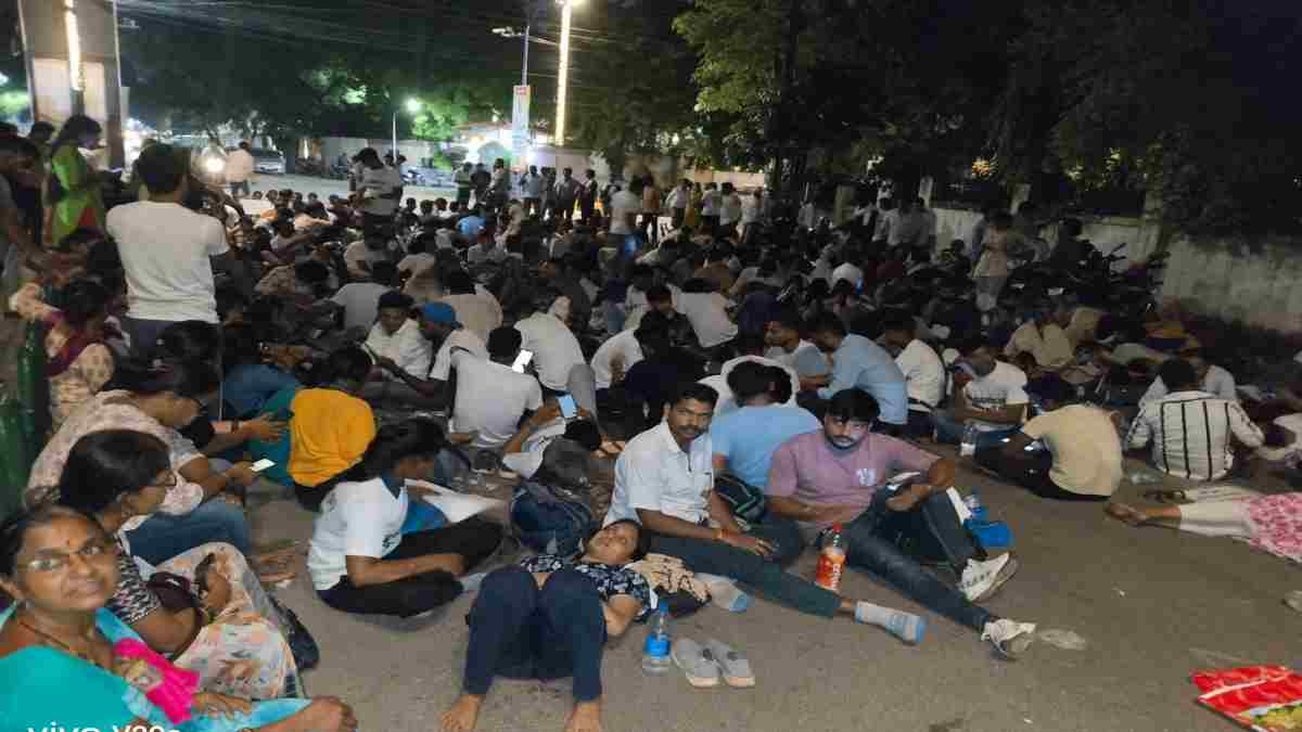 SI भर्ती परीक्षा का रिजल्ट जारी करने की मांग : गृहमंत्री के बंगले के बाहर धरने पर बैठे अभ्यर्थी और पालक