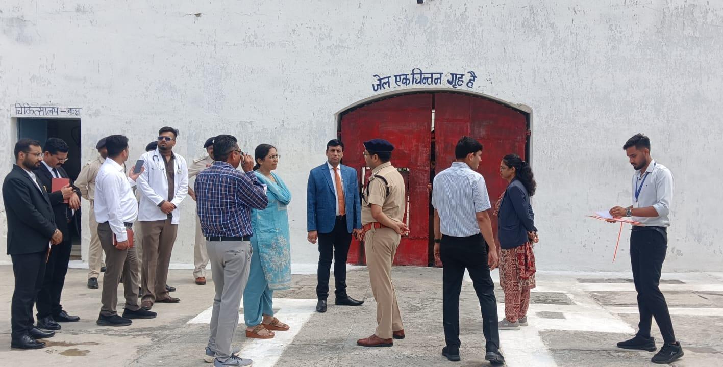 प्रधान जिला एवं सत्र न्यायाधीश, कलेक्टर एवं पुलिस अधीक्षक द्वारा जिला जेल बैकुण्ठपुर का तिमाही निरीक्षण