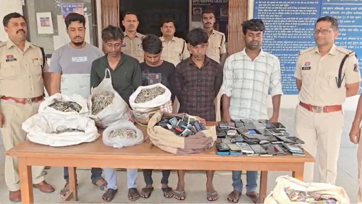 अंबिकापुर पुलिस का बड़ा खुलासा: ओमनी कार से 760 मोबाइल और 95 किलो चांदी जब्त, 5 गिरफ्तार