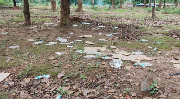 प्लास्टिक का अतिक्रमण वन भू तो खाली हुई पर जंगल हो गया गन्दा