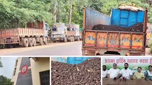 खनिज विभाग ने दो ट्रकों में लोड भारी मात्रा में लौह अयस्क अवैध परिवहन करते हुए पकड़ा 