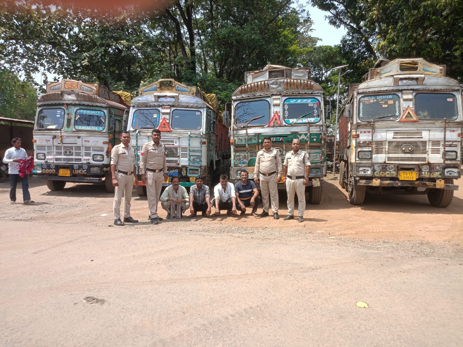 ‘ऑपरेशन प्रहार’ में बड़ी कार्रवाई: 4 ट्रकों से 82 लाख का अवैध कबाड़ जब्त, 4 गिरफ्तार