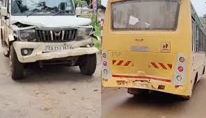 CG NEWS : तेज रफ़्तार बोलेरो ने स्कूल बस को मारी टक्कर,12 बच्चे घायल 