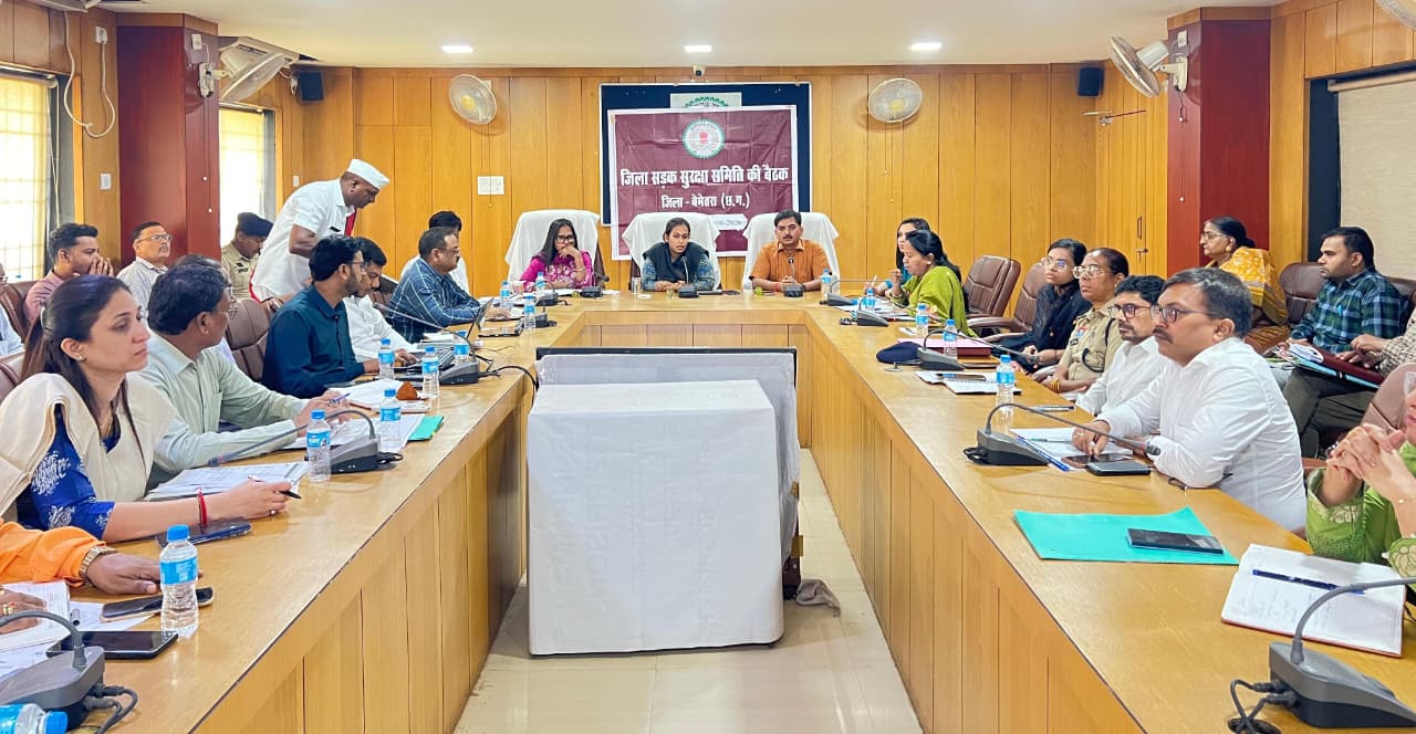 सुरक्षित यातायात के लिए जिला प्रशासन की बड़ी पहल, सड़क सुरक्षा व्यवस्था की हुई समीक्षा