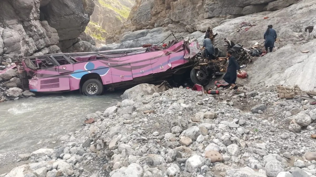 भीषण सड़क हादसे से दहला पड़ोसी देश, खाई में गिरी बस; 40 यात्रियों की मौत
