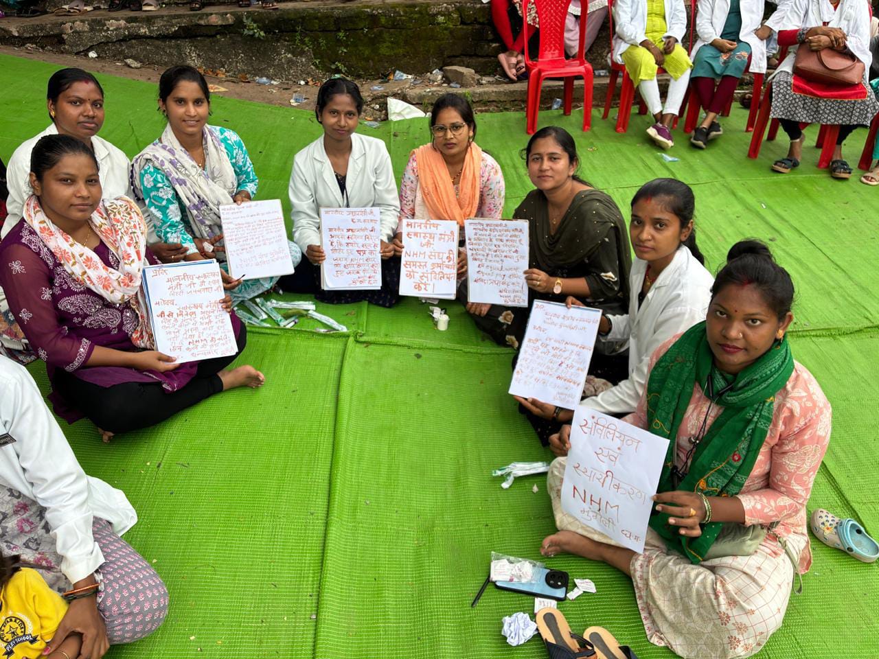 खून से पत्र लिखकर एनएचएम कर्मचारियों ने जताई नाराजगी, अनिश्चितकालीन हड़ताल जारी

