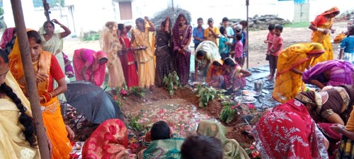 संतान की दीर्घायु के लिए माताओं ने रखा हलषष्ठी व्रत