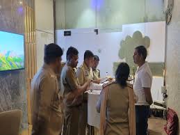 राजधानी रायपुर के स्पा सेंटरों पर पुलिस की छापेमारी,कई संचालक हिरासत में 
