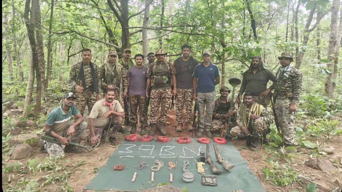 माओवादियों को बड़ा झटका! CRPF और पुलिस ने जंगल से हथियारों-विस्फोटकों का बड़ा डंप किया बरामद, साजिश नाकाम