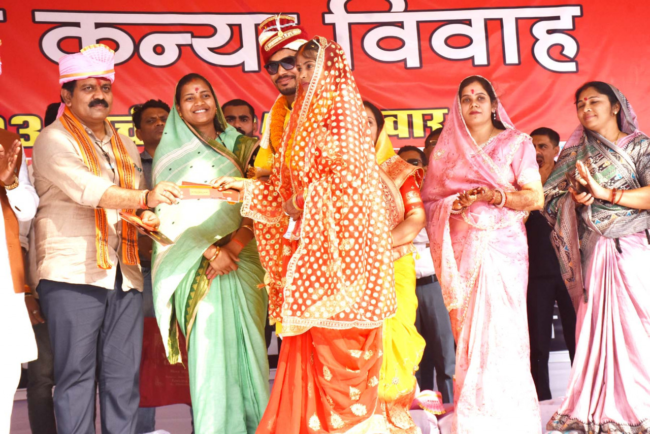 मुख्यमंत्री कन्या विवाह योजना: सामाजिक रीति-रिवाज से 290 जोड़े बंधे परिणय-सूत्र में