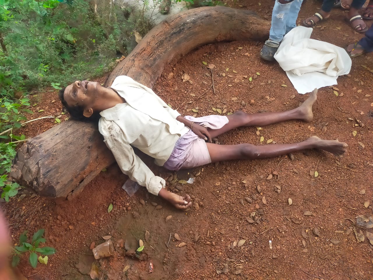 थाना गंडई क्षेत्र के ग्राम चकनार में रोड किनारे अज्ञात पुरूष उम्र करीबन 40 से 45 साल का मिला शव 