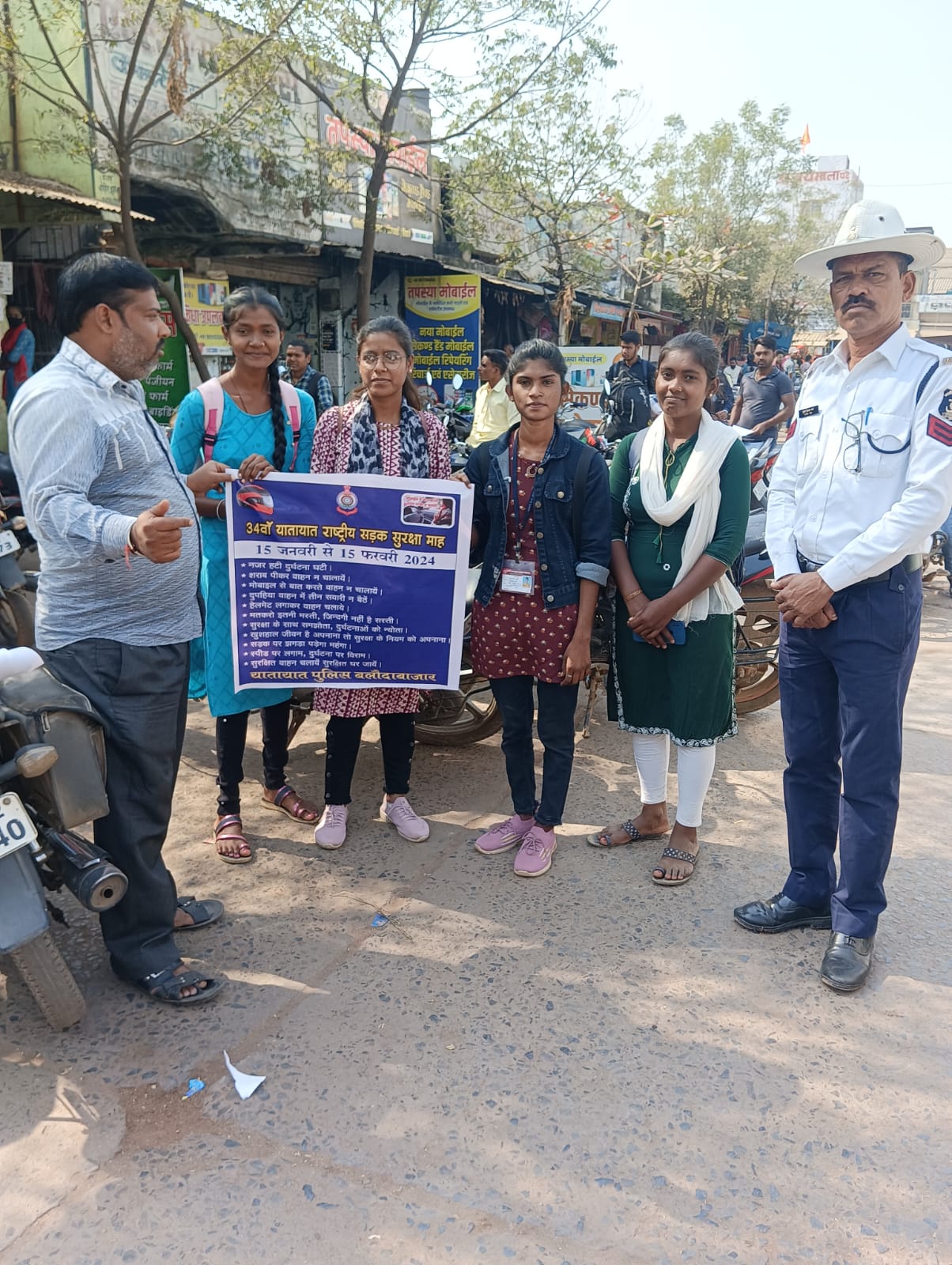 वाहन चालकों एवं आमजनों को यातायात नियमों के प्रति जागरूक करने हेतु आज वितरण किया गया पाम्पलेट