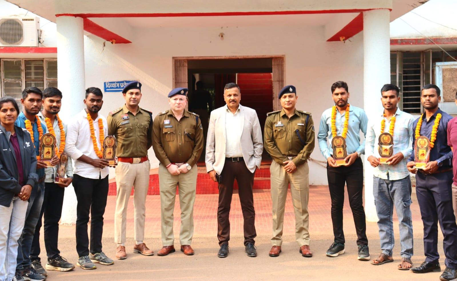 कबीरधाम पुलिस की निरंतर पहल से स्वामी विवेकानंद अकादमी के 07 प्रशिक्षित युवाओं का केंद्रीय सशस्त्र बलों में चयन
