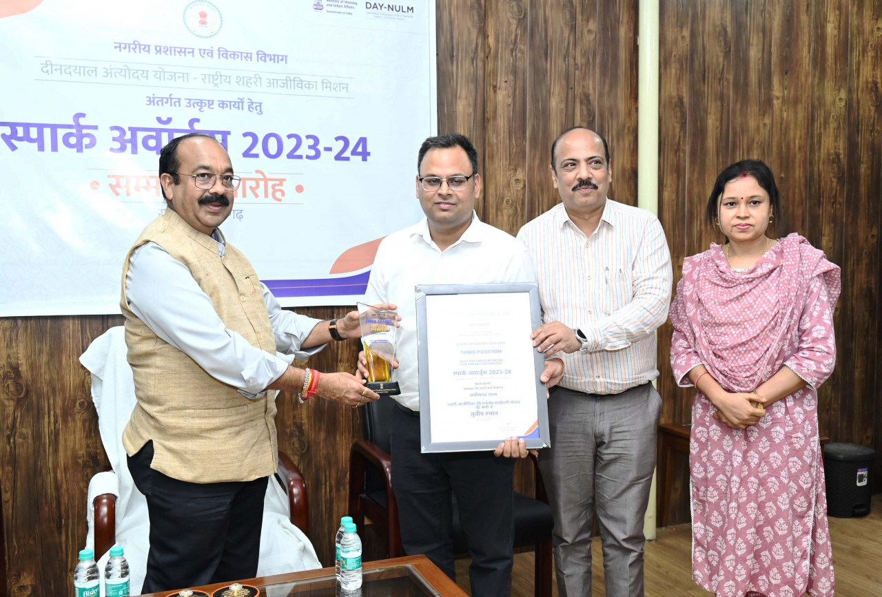 उप मुख्यमंत्री अरुण साव ने स्पार्क पुरस्कार विजेता नगरीय निकायों के अधिकारियों और लाभार्थियों को किया सम्मानित