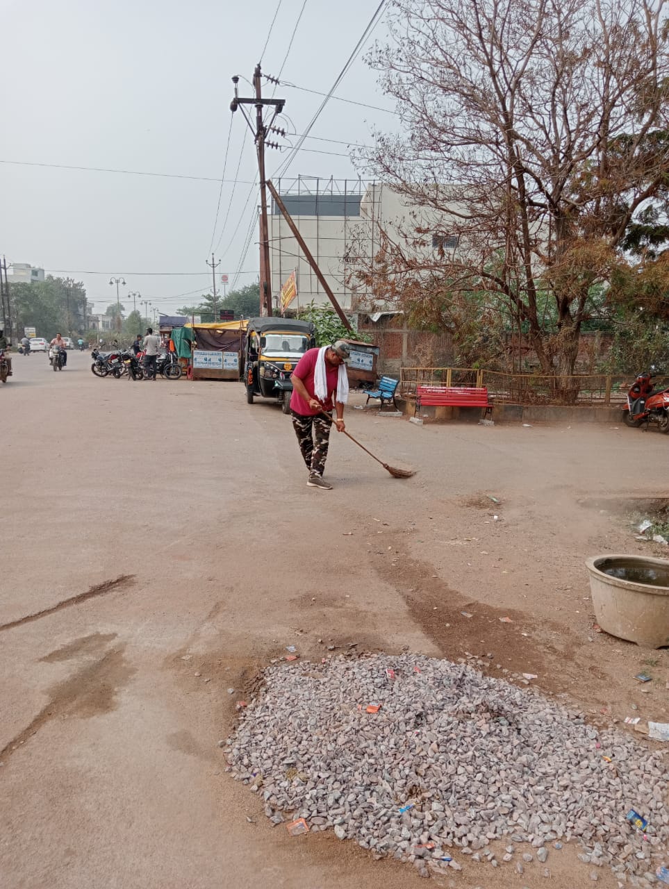 पार्षद ने किया दीपावली पर्व गुरुवार को हास्पिटल कालोनी की साफ सफाई