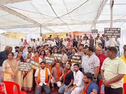 धरने पर बैठे अग्रवाल समाज के लोग ,अमित बघेल की गिरफ्तारी के लिए 72 घंटे का दिया अल्टीमेटम