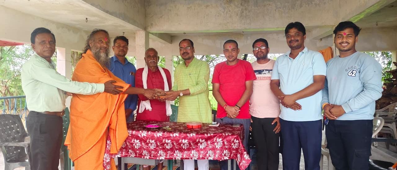 नवरात्र पर्व तैयारी के बीच जिला पंचायत सदस्य लेखराज धुर्वा पहुंचे अंजनी आश्रम 