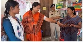 मंत्री राजवाड़े ने आंगनबाड़ी केन्द्रों का किया औचक निरीक्षण, लापरवाही पाए जाने पर भड़की