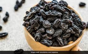 रोज सुबह खाली पेट काली किशमिश का पानी पीना सेहत के लिए कितना फायदेमंद,जानें