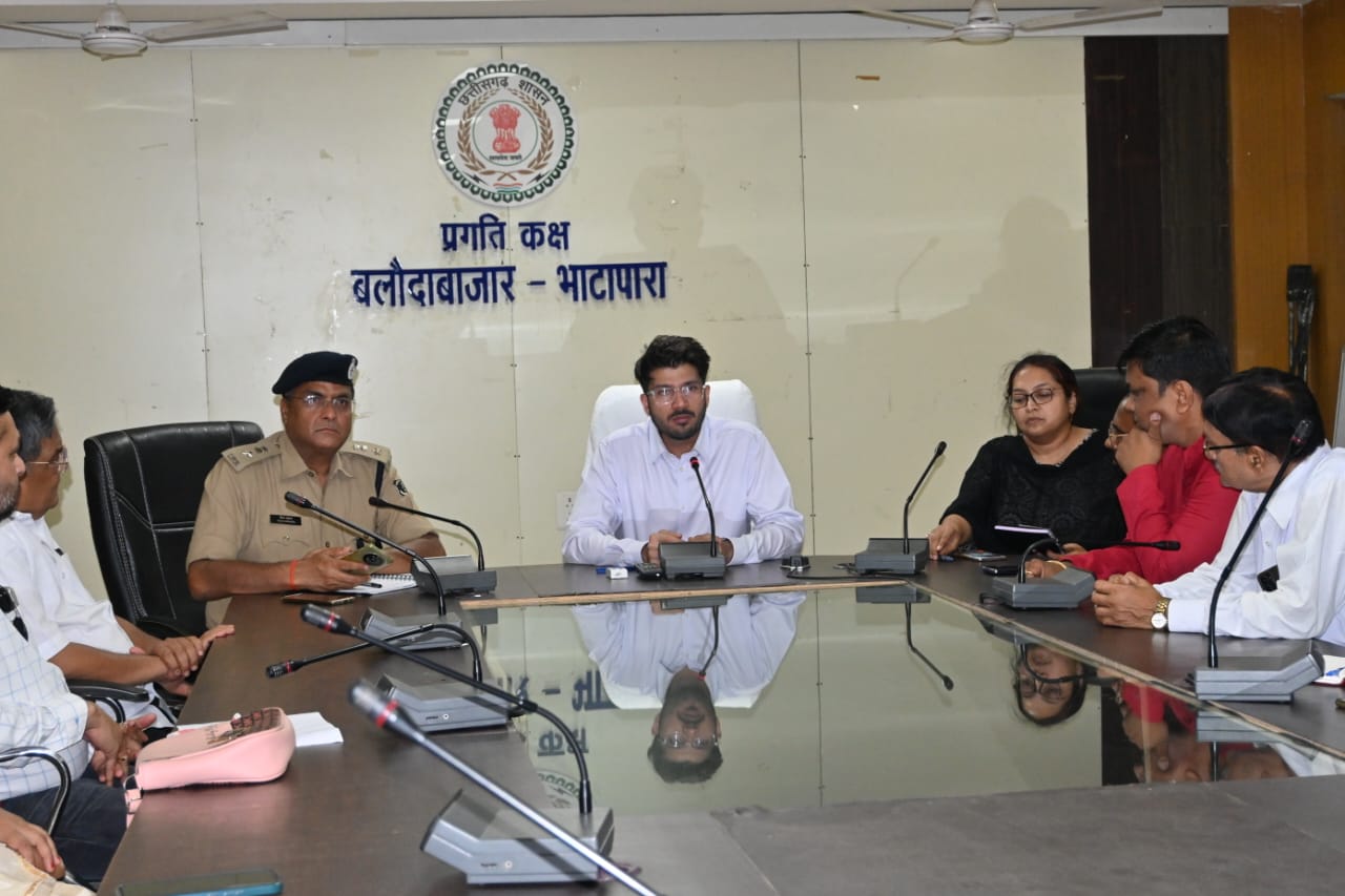 कलेक्टर दीपक सोनी-एसपी विजय अग्रवाल ने ली चेम्बर ऑफ़ कामर्स एवं नगरीय निकाय क़े जनप्रतिनिधियों की बैठक 