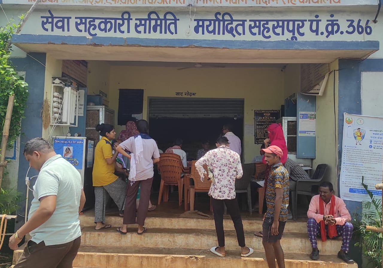 देवकर समिति में 96% कृषकों ने उठाया संतुलित खाद
